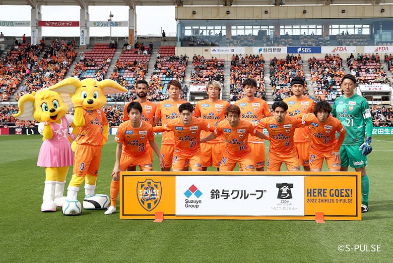 If-Japan.グループのパネルを囲む清水エスパルスの選手たち